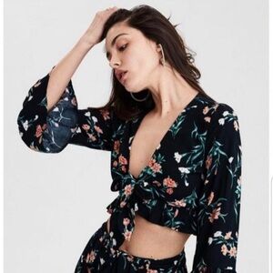 Black floral tie-front top size XS American Eagle